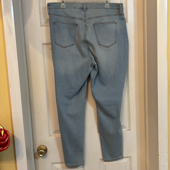 Women’s light blue wash, universal thread size 16w jeans button fly - Picture 6 of 7